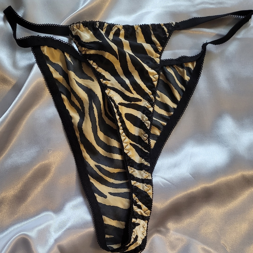 Three piece gold and black lingerie Set (Large) Robe, Cami, Thong Underwear. - Picture 9 of 10